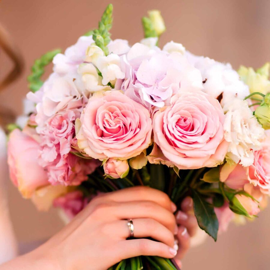 Букет невесты из роз, гортензии и хлопка