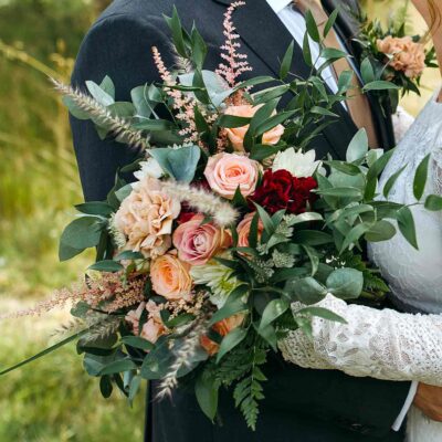 Букет невесты из роз, гвоздик и зелени