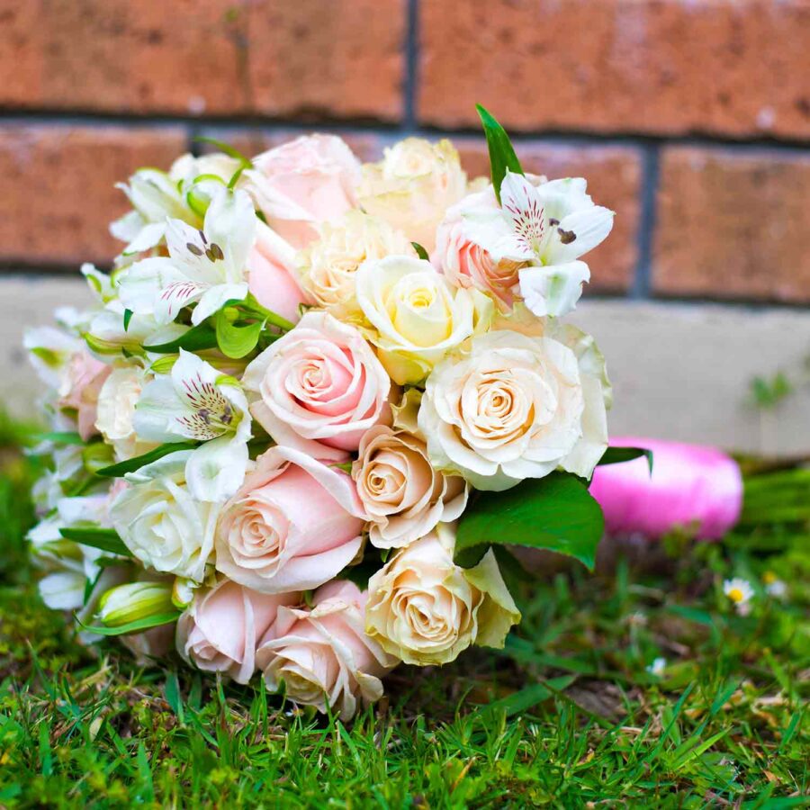 Букет невесты из роз и альстромерий