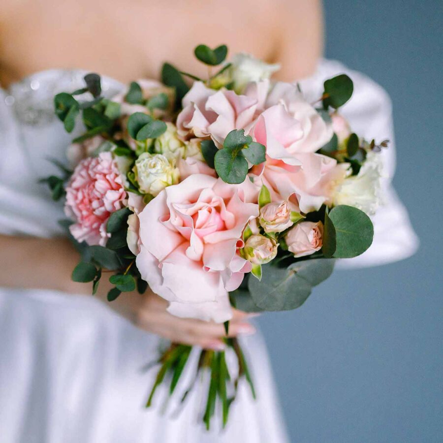 Букет невесты из роз и гвоздик