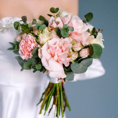 Букет невесты из роз и гвоздик
