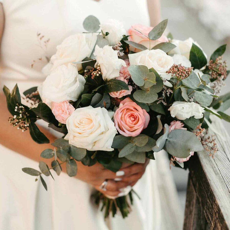 Букет невесты из роз и кустовой гвоздики
