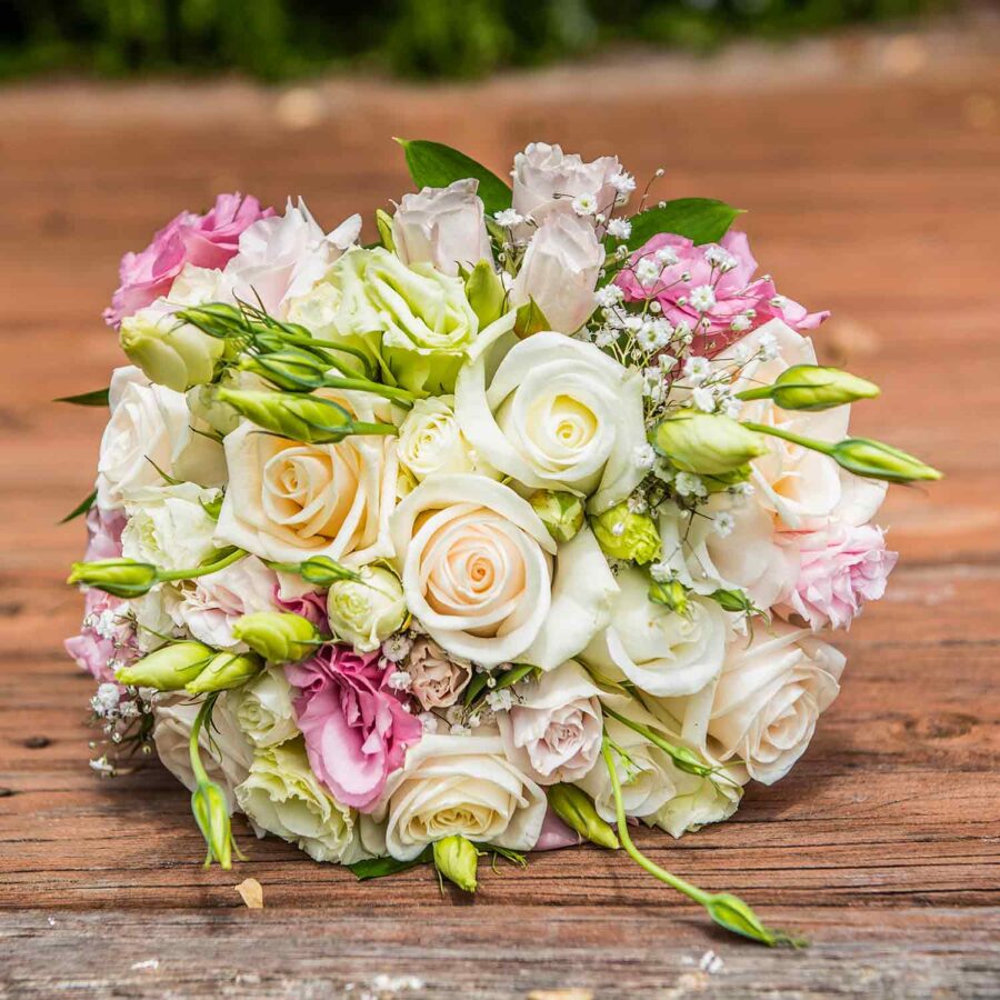 Букет невесты из роз и лизиантуса