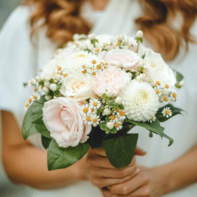 Букет невесты из роз и ромашек