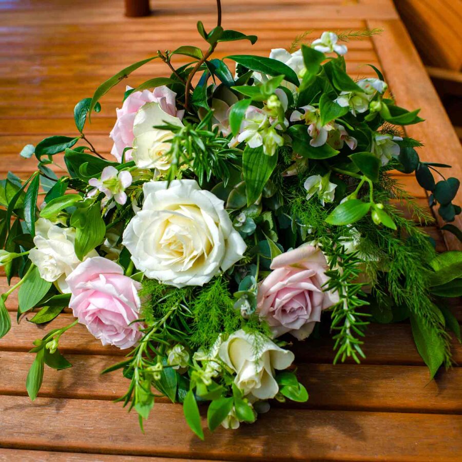 Букет невесты из роз и зелени