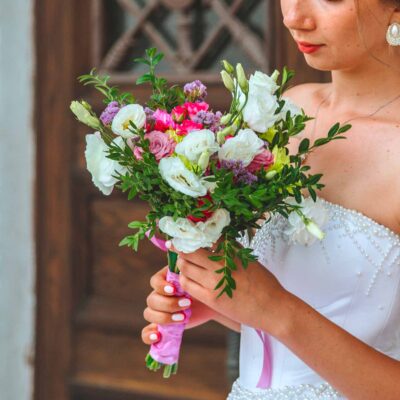 Букет невесты из роз, эустом и хризантем