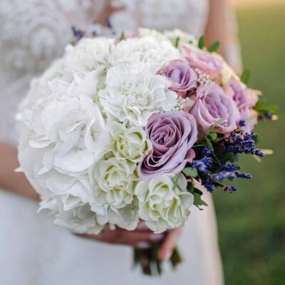 Букет невесты из белой гортензии, роз и гвоздики