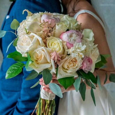 Букет невесты из белых роз, калл и пионов