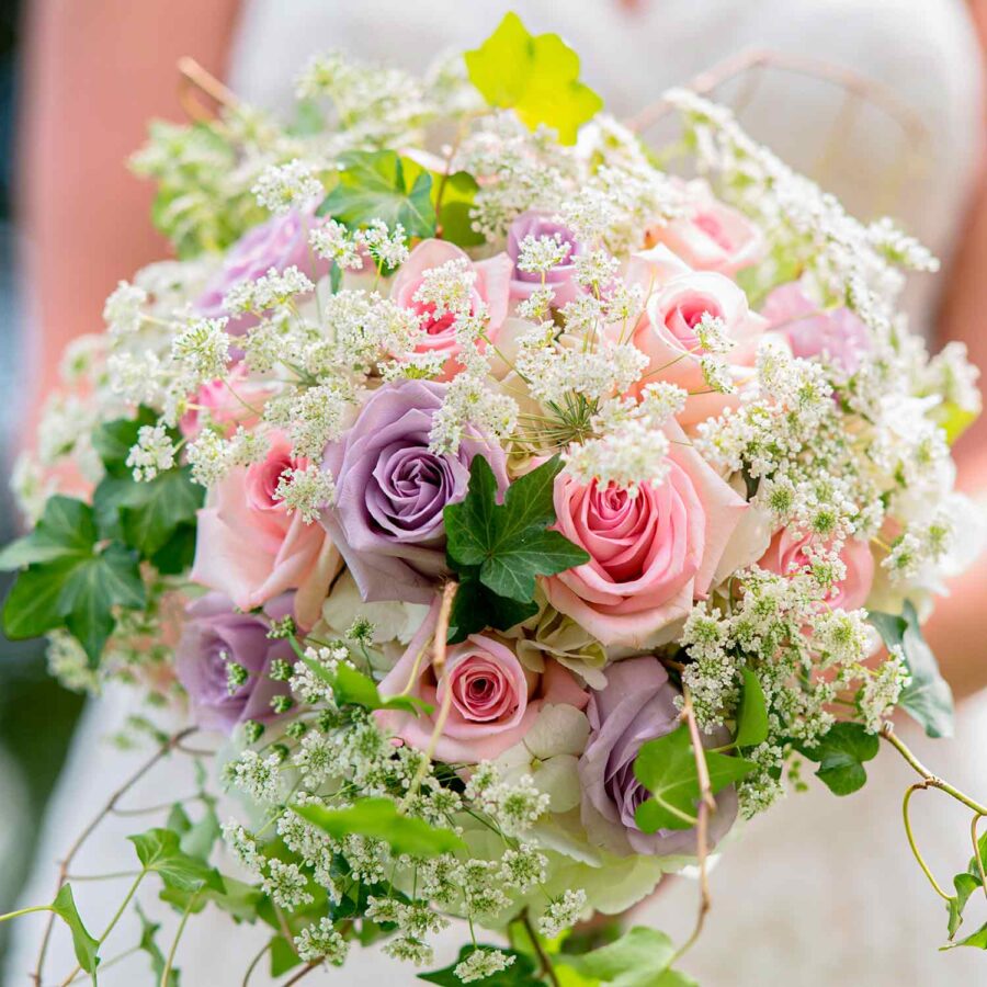 Букет невесты из фиолетовых и розовых роз