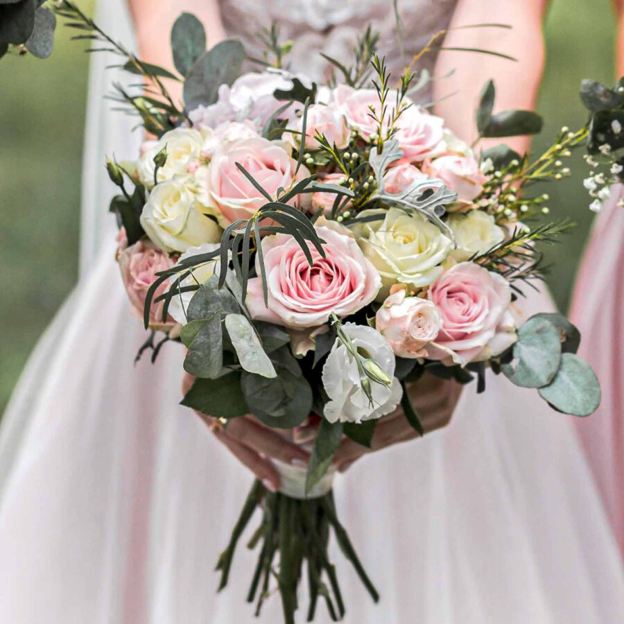 Букет невесты из роз, эустом и хамелациума
