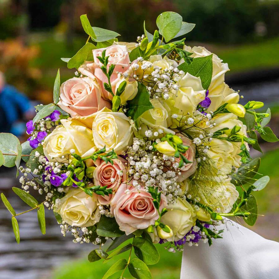 Букет невесты из эквадорских роз и фрезии