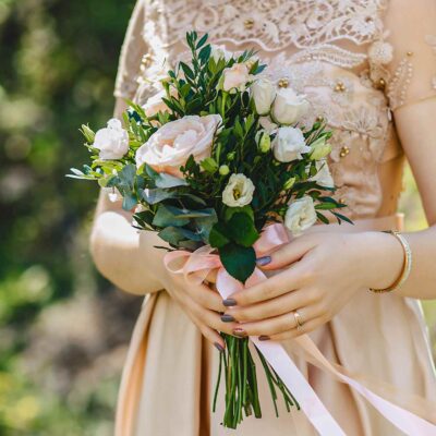 Букет невесты из эустом и одной розы