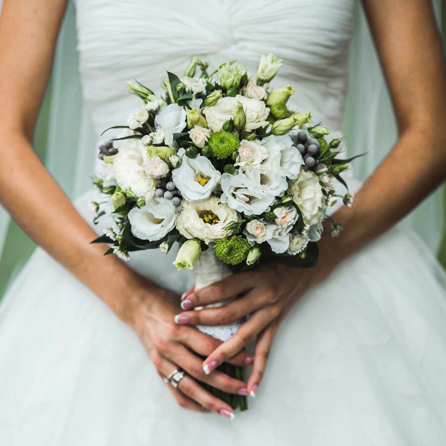Букет невесты из эустом, кустовых хризантем и роз