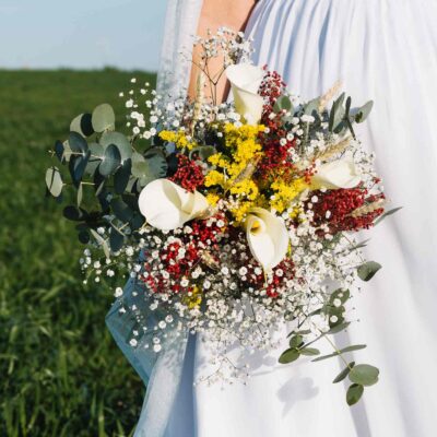 Букет невесты из калл и сухоцветов