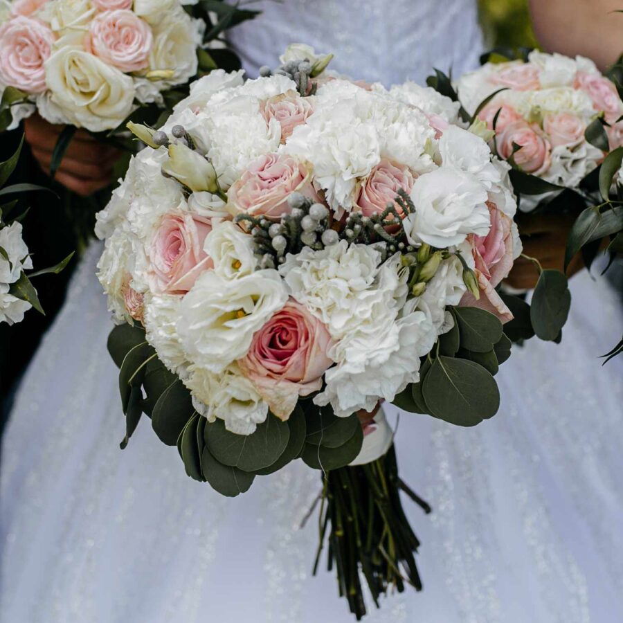 Букет невесты из кустовых гвоздик, эустом и роз
