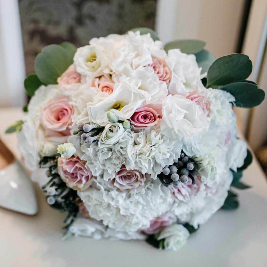 Букет невесты из кустовых гвоздик, эустом и роз