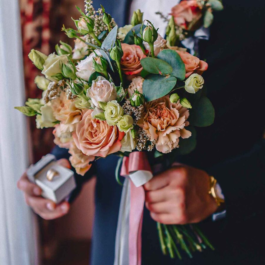 Букет невесты из кустовых роз, эустом и гвоздик