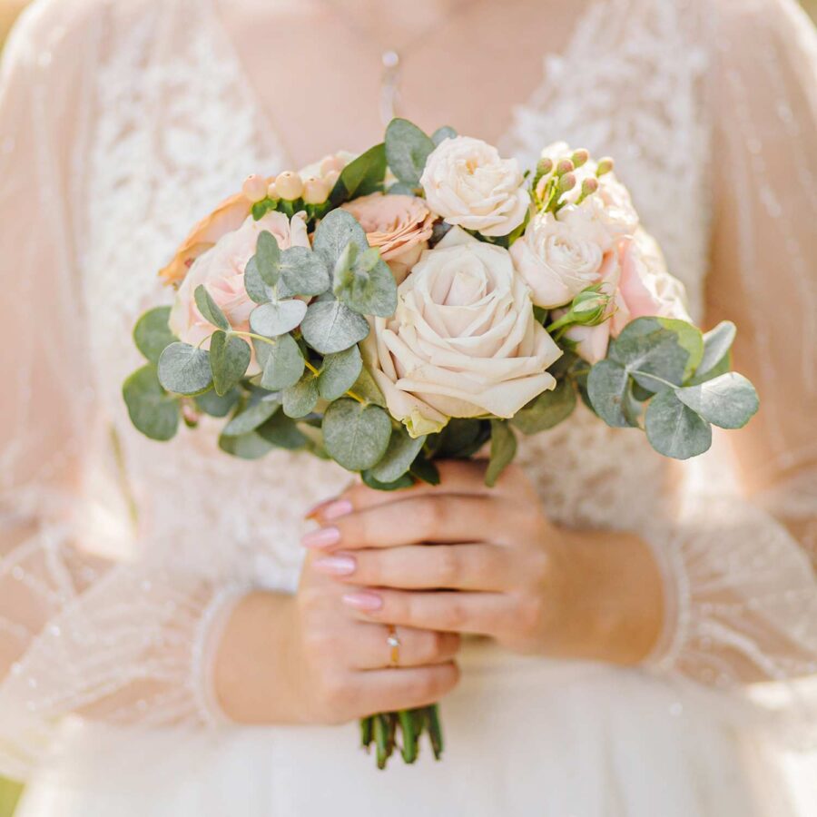 Букет невесты из нежных роз и эвкалипта