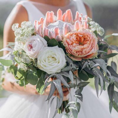 Букет невесты из протея и роз