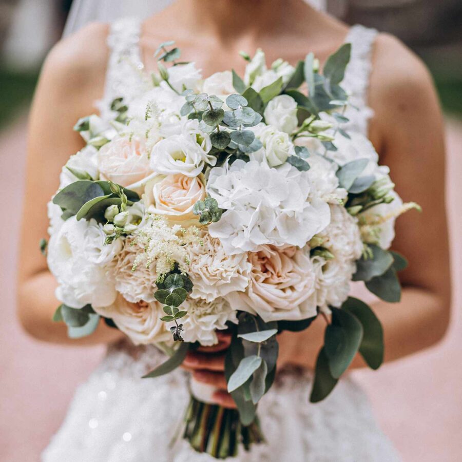Букет невесты из роз, гвоздик и лизиантуса