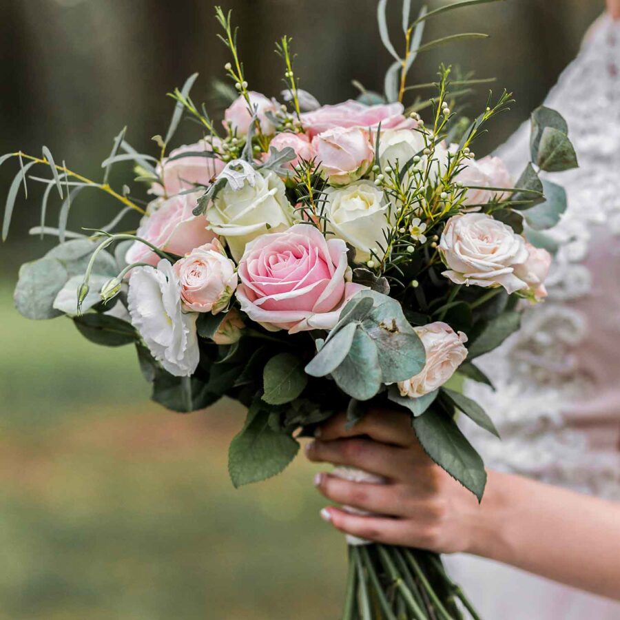 Букет невесты из роз, эустом и хамелациума