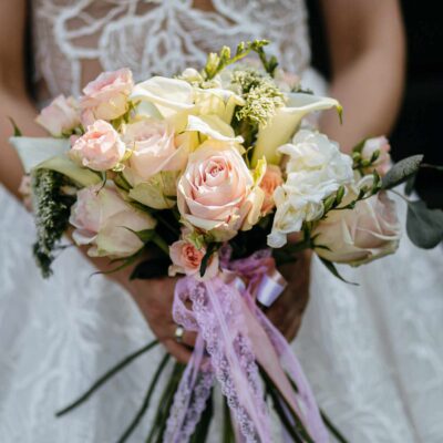 Букет невесты из роз, калл и фрезии