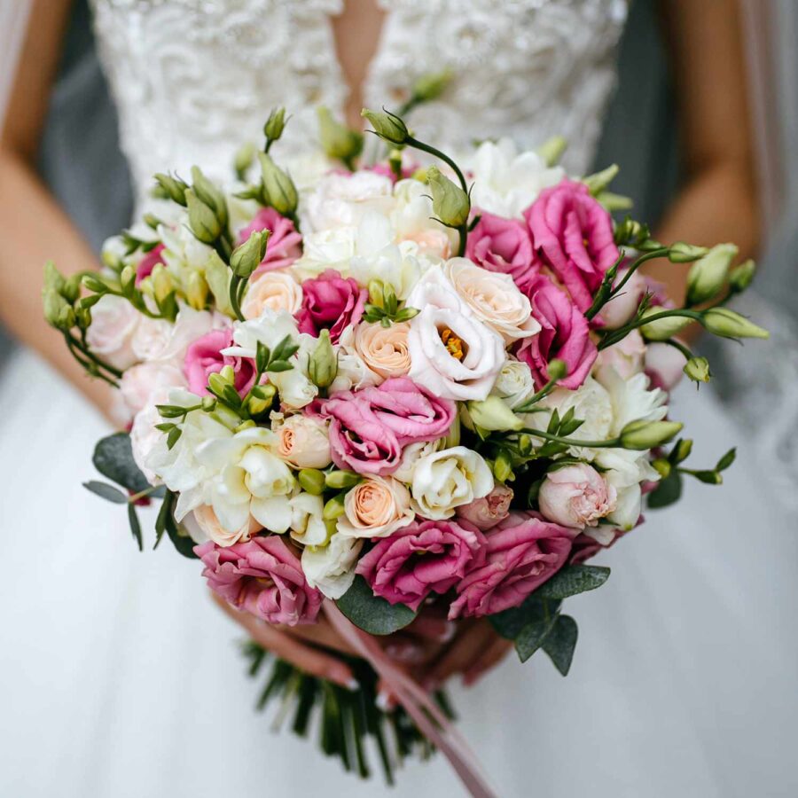 Букет невесты из розовых эустом, фрезии и роз