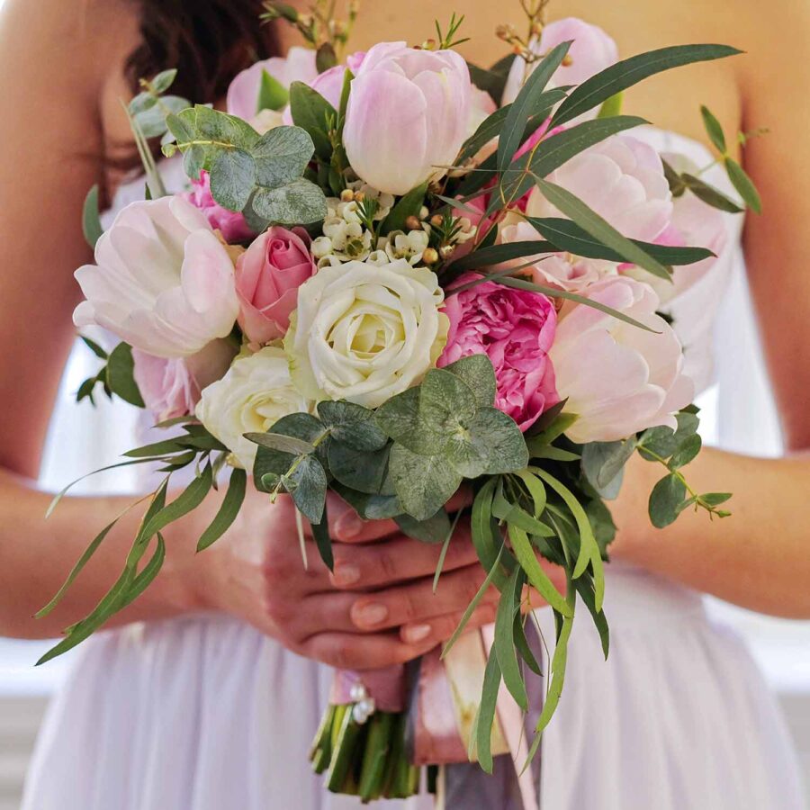 Букет невесты из тюльпанов, роз и пионов