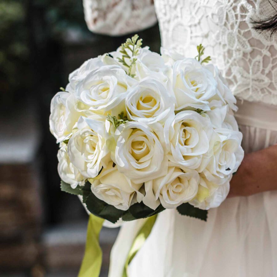 Букет невесты из 23 белых роз