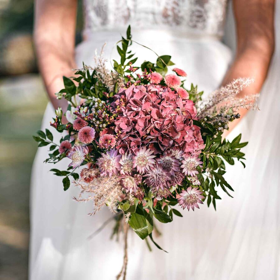 Букет невесты из гортензии и сезонных цветов