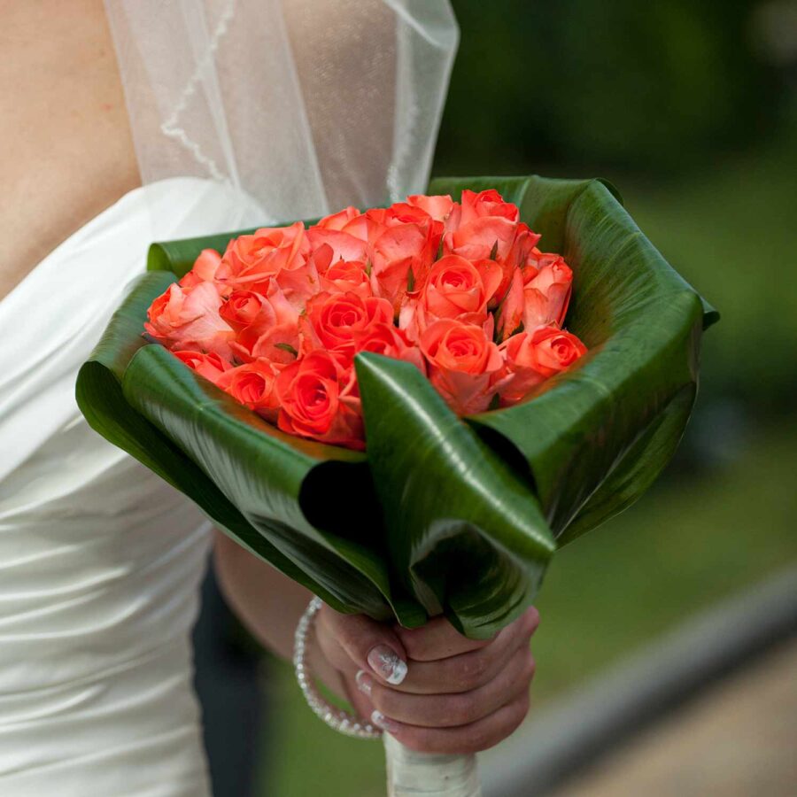 Букет невесты из кенийских роз и зелени
