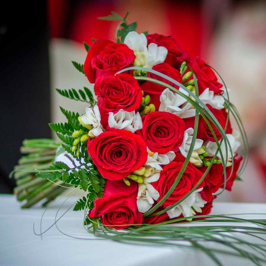 Букет невесты из красных роз и фрезии