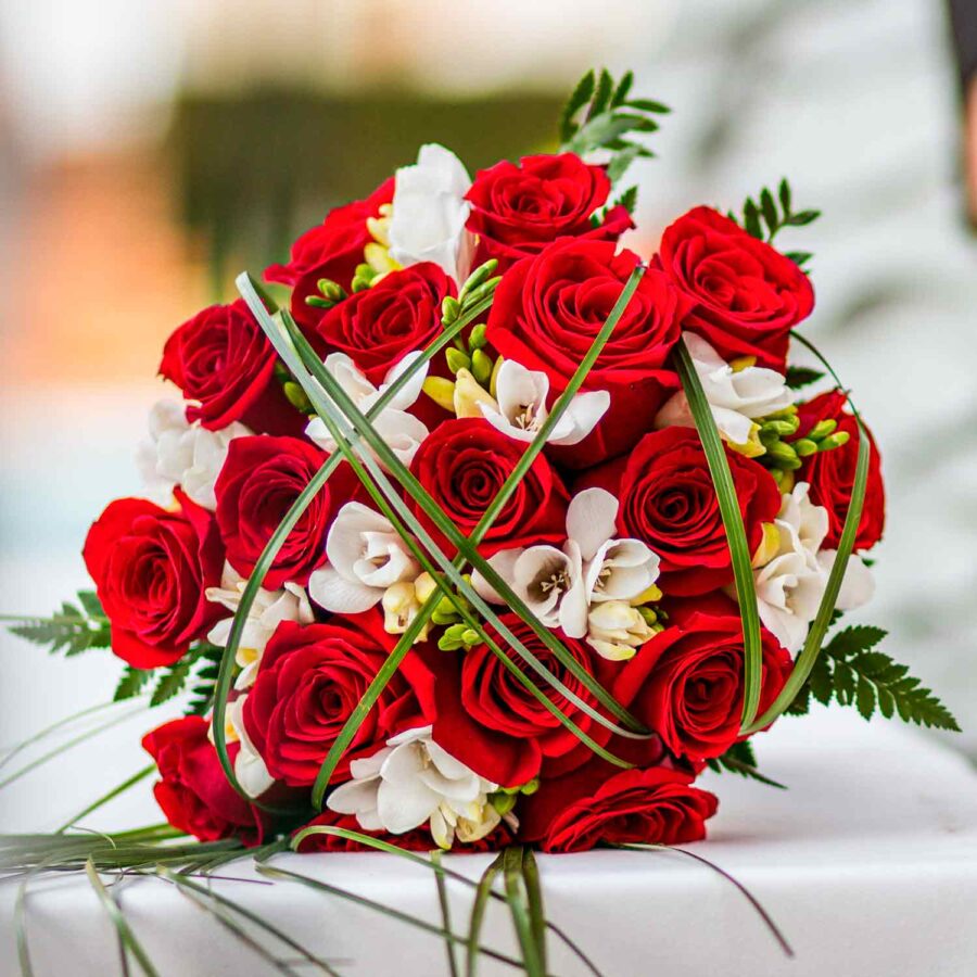 Букет невесты из красных роз и фрезии