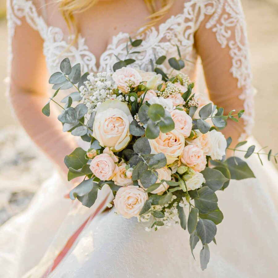 Букет невесты из кремовых роз и эвкалипта