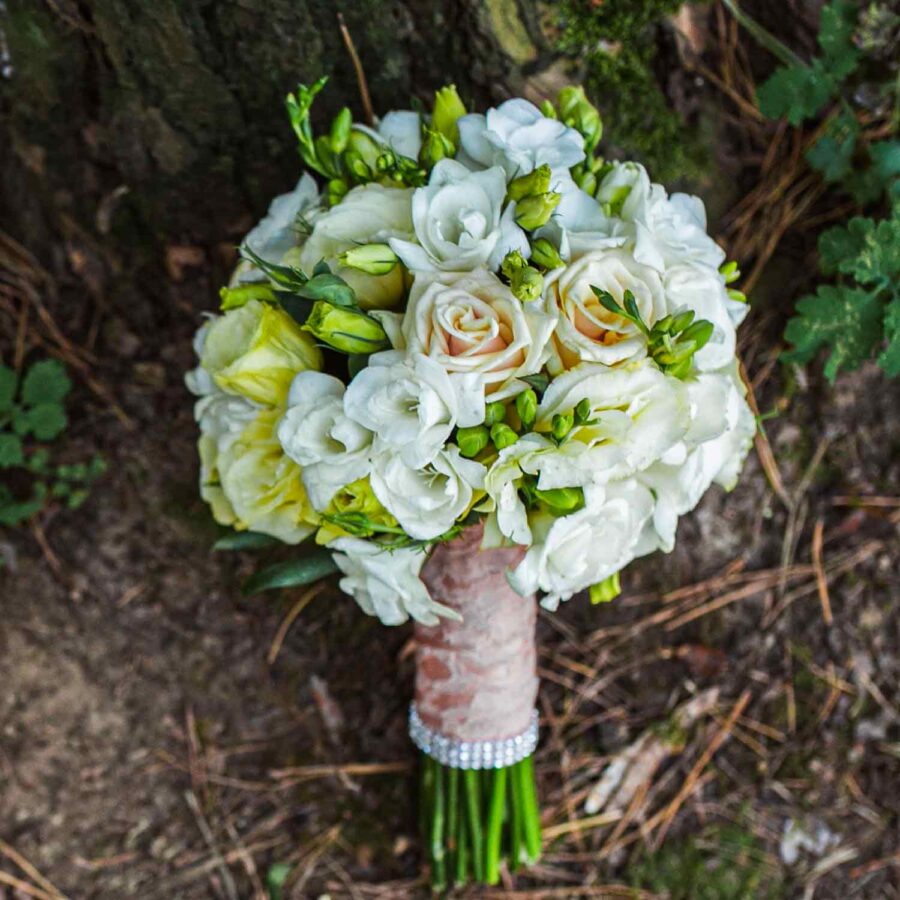 Букет невесты из кремовых роз, эустом и фрезии
