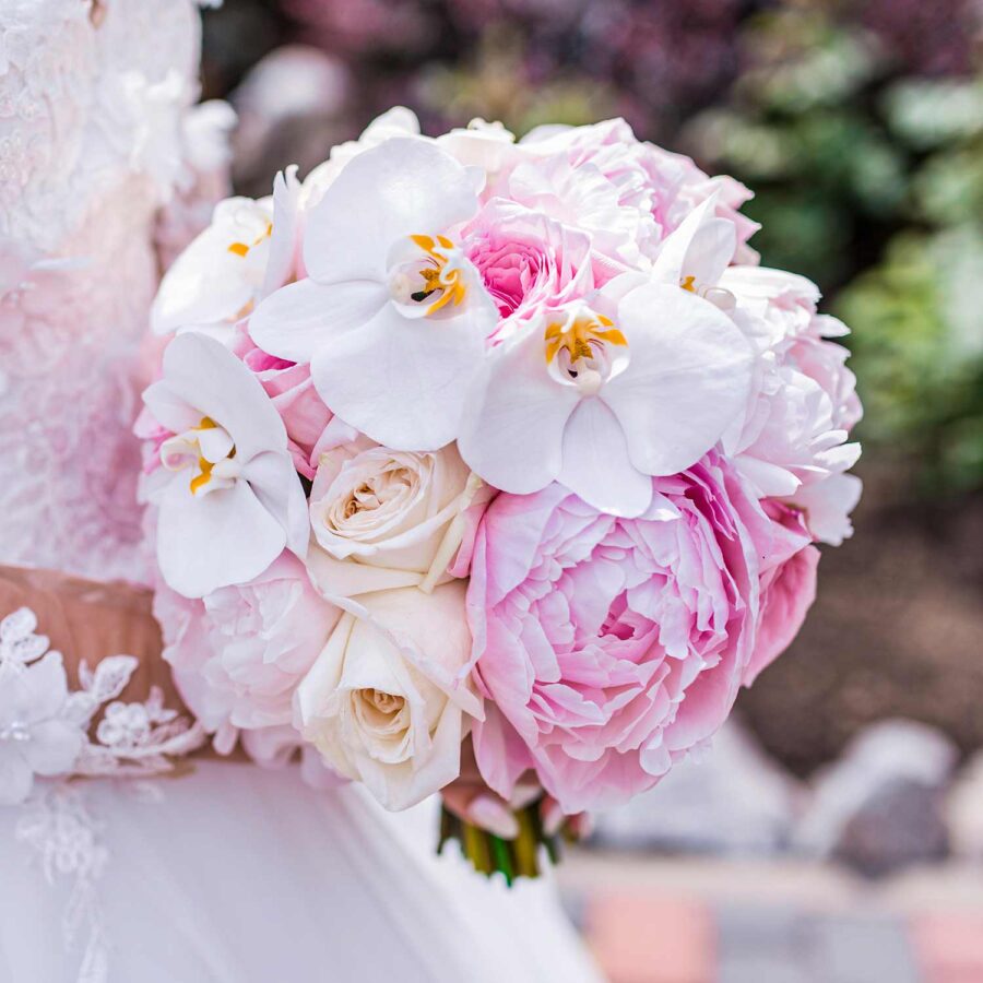 Букет невесты из пионов, орхидей и роз