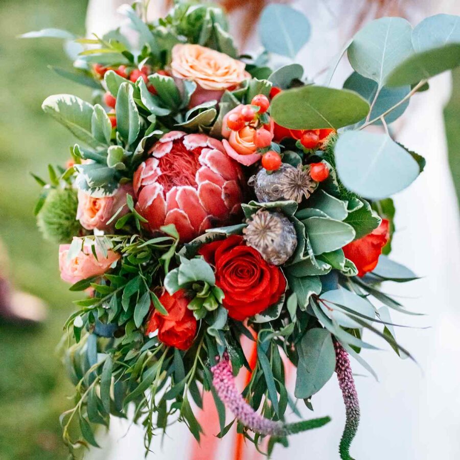Букет невесты из протея, роз и эвкалипта