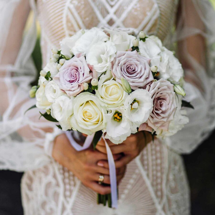 Букет невесты из роз, эустом и гиперикума
