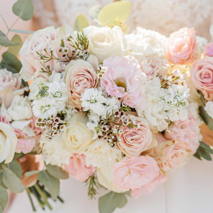 Букет невесты из роз, эустом и маттиолы