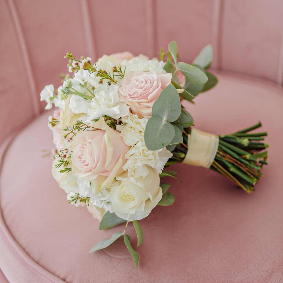 Букет невесты из роз, эустом и маттиолы