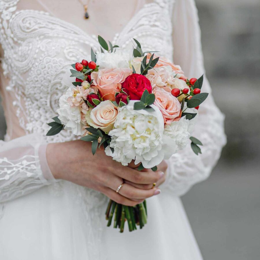 Букет невесты из роз, пионов и гиперикума