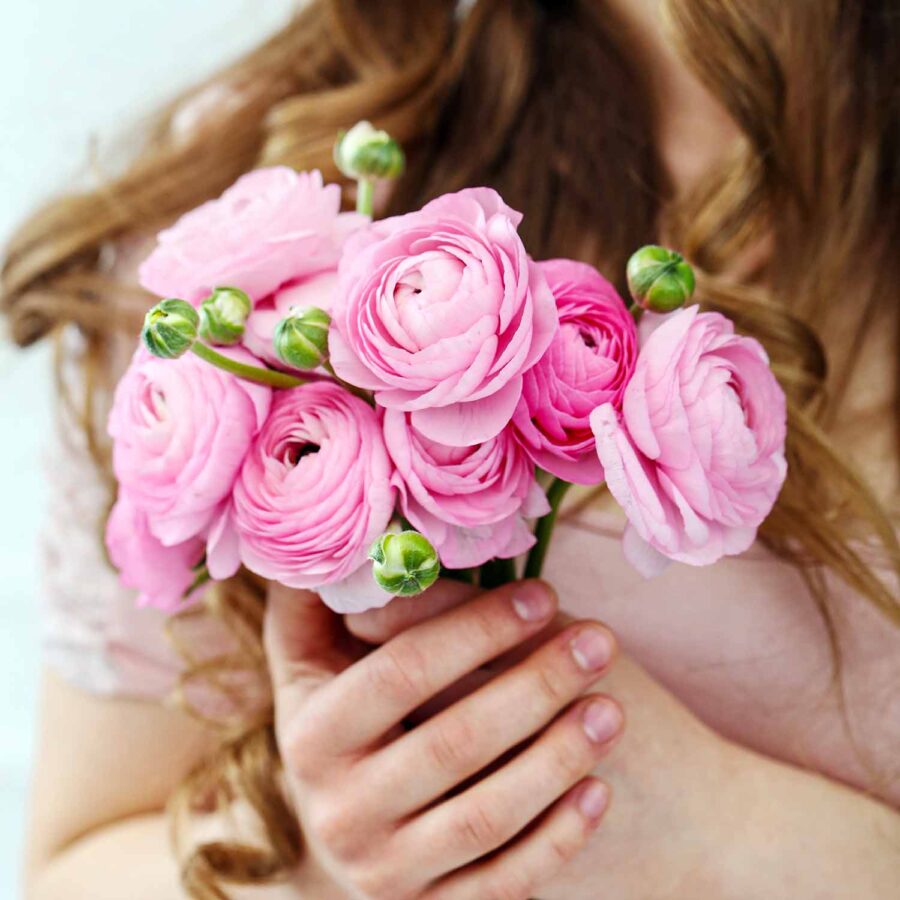 Букет невесты из розовых ранункулюсов