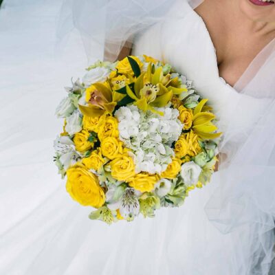 Букет невесты из желтых роз, орхидей и гортензии