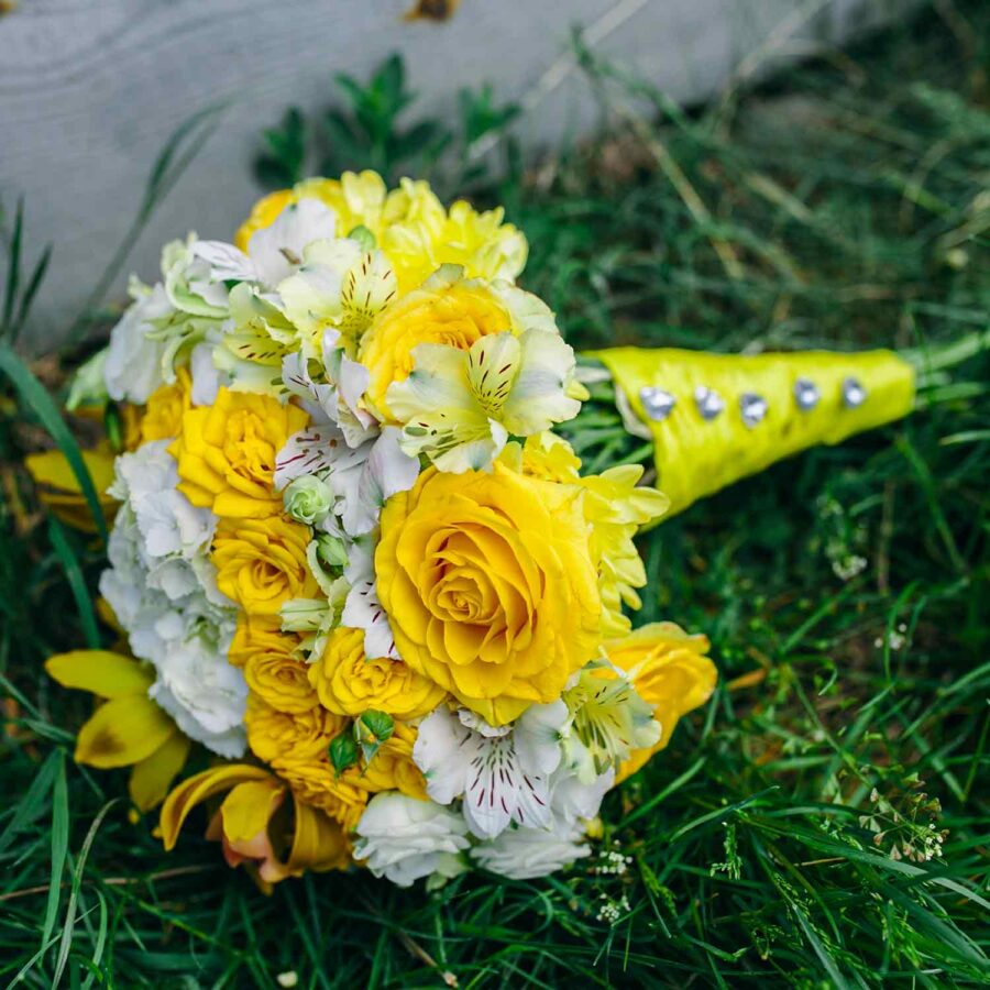 Букет невесты из желтых роз, орхидей и гортензии