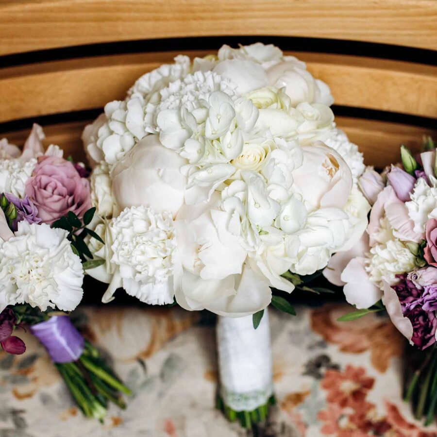Букет невесты из белых пионов, гортензий и роз