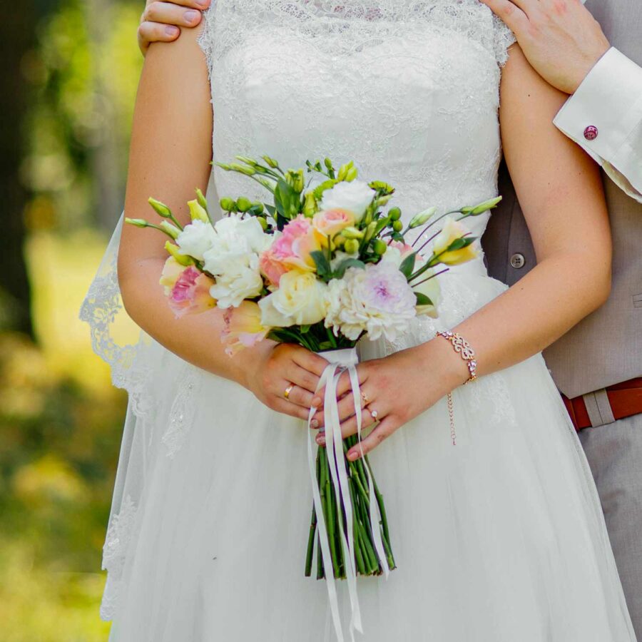 Букет невесты из эустом, роз и белых гвоздик