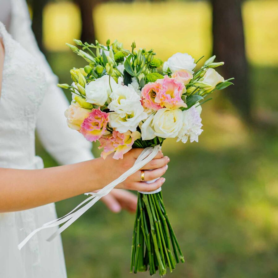 Букет невесты из эустом, роз и белых гвоздик