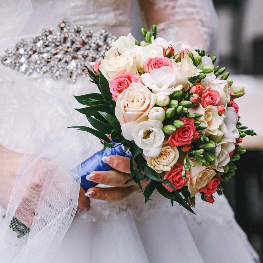 Букет невесты из белой фрезии, роз и зелени