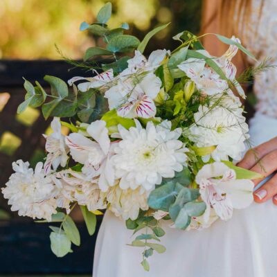 Букет невесты из белых альстромерий и хризантем