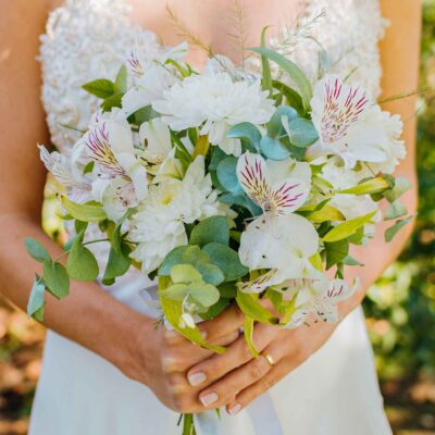 Букет невесты из белых альстромерий и хризантем